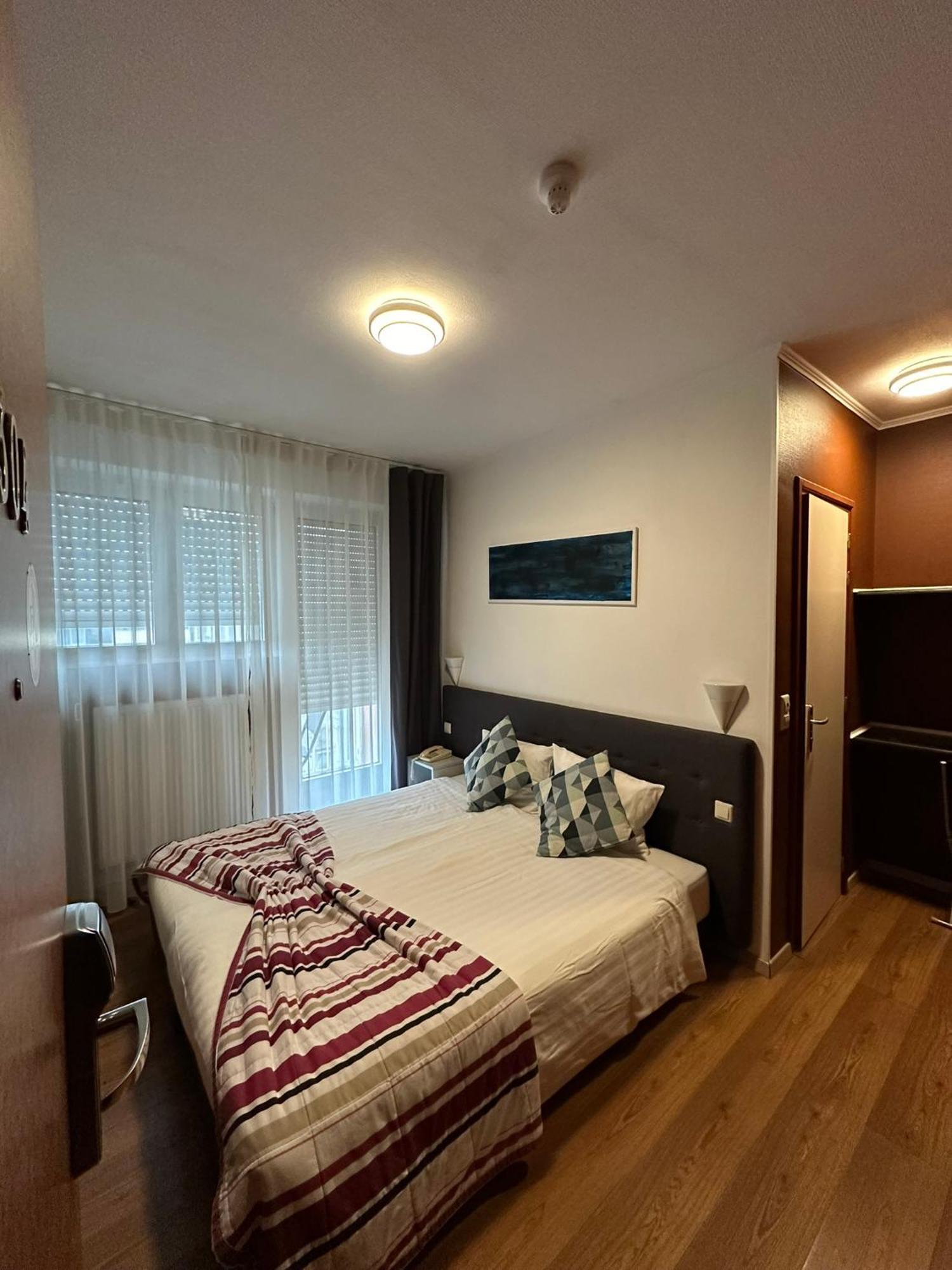 Yasha Hotel Люксембург Екстериор снимка